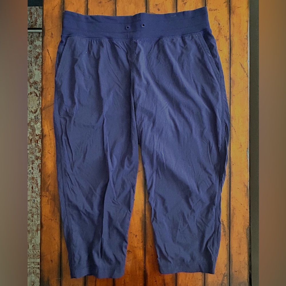 Lululemon Women's Navy Capris
